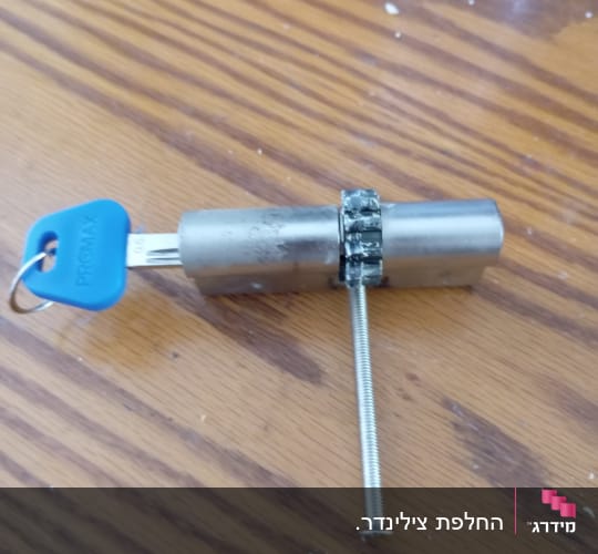 צילינדר מנעול דלת עם מפתח כחול ובורג קיבוע